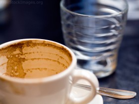 علميا لماذا نقدم القهوة مع الماء ؟